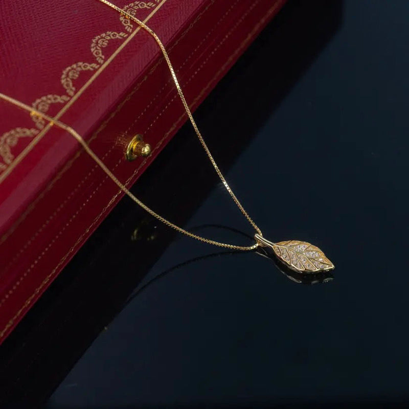 Halsband Med Lövhänge