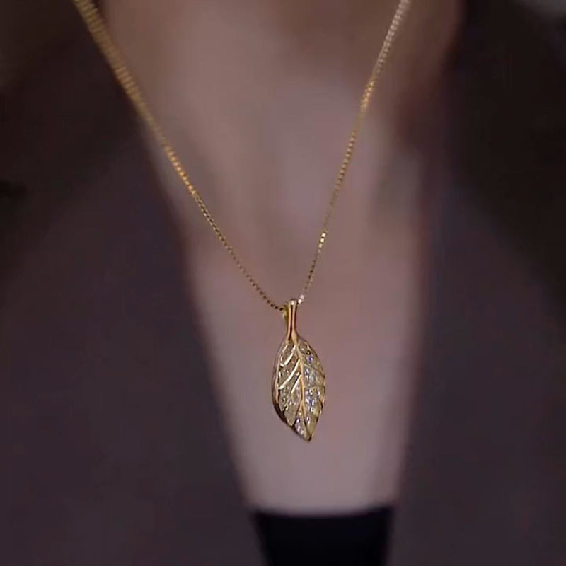 Halsband Med Lövhänge