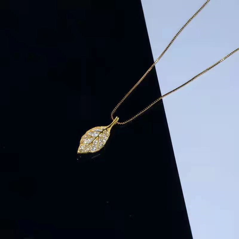 Halsband Med Lövhänge
