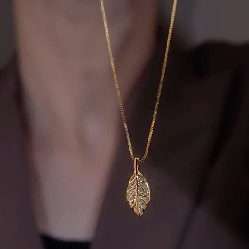 Halsband Med Lövhänge