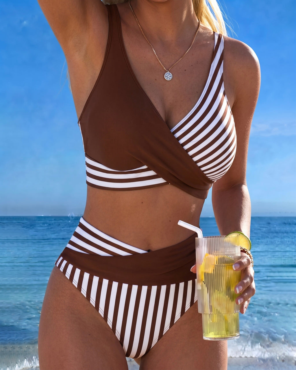 Bikini med korsade ränder