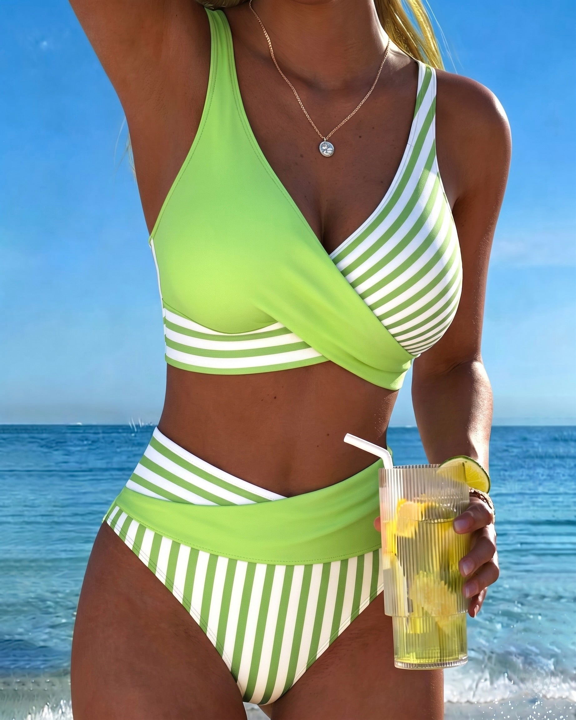Bikini med korsade ränder